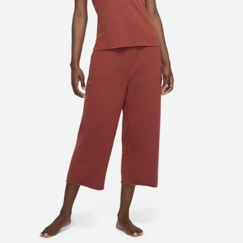 NWT Nike Yoga Luce Fleece Cropped Pants in Red Stone